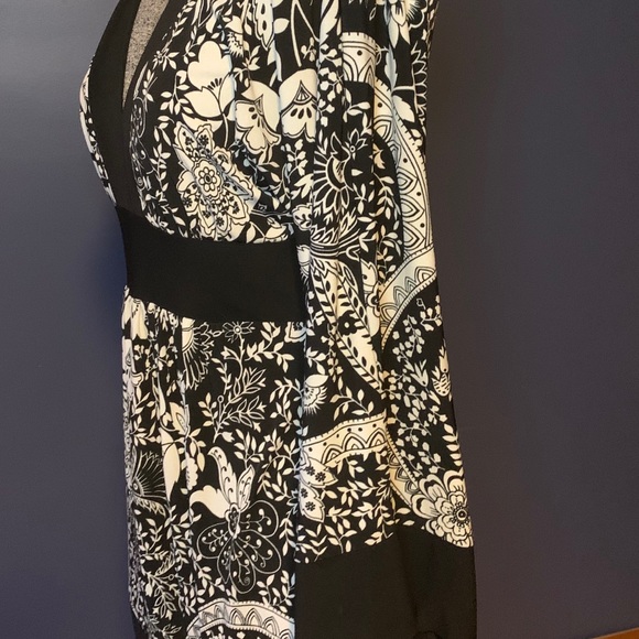 Bell sleeve black and white V-neck top - Picture 3 of 5